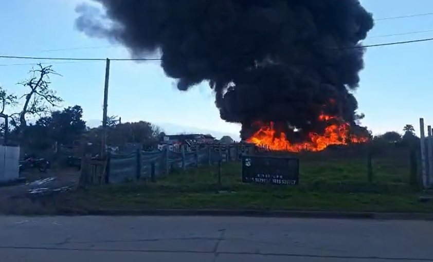El fuego se desató en un inmueble ubicado sobre Mendoza al 2.500, camino a las Yungas.