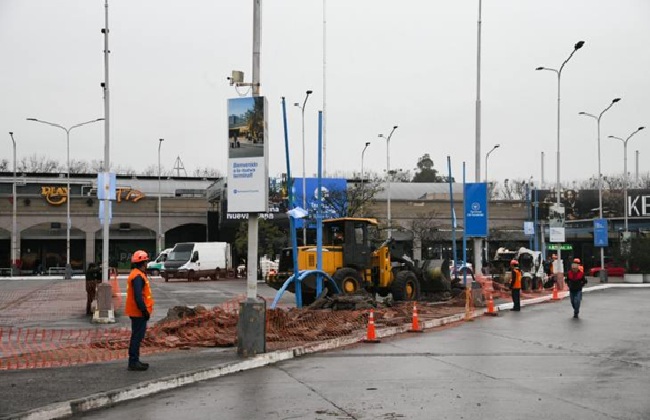 Comenzaron los trabajos de mayor envergadura con la intervención del sector de estacionamientos, que incluye la renovación de pasarelas peatonales, la readecuación de canteros y la reubicación de árboles.