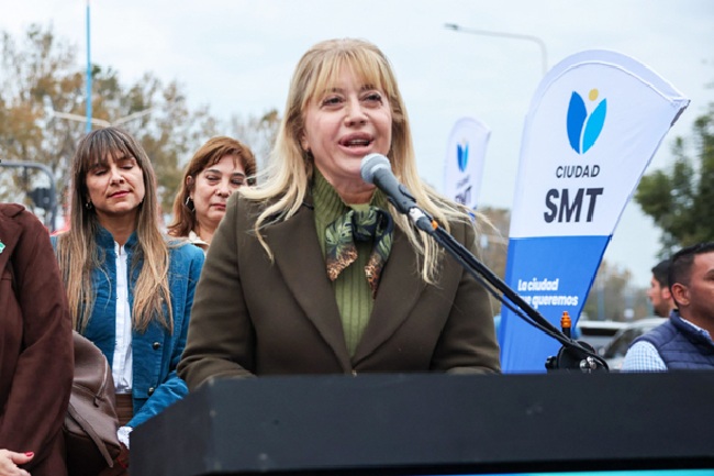 La intendenta planteó la necesidad de avanzar hacia una planificación urbana de largo plazo y cuestionó las trabas que impiden acceder a financiamiento para proyectos de infraestructura.