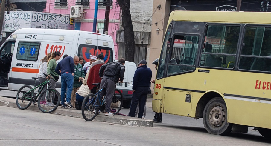 Colectivo chocó a una anciana en avenida Colón y Crisóstomo Álvarez