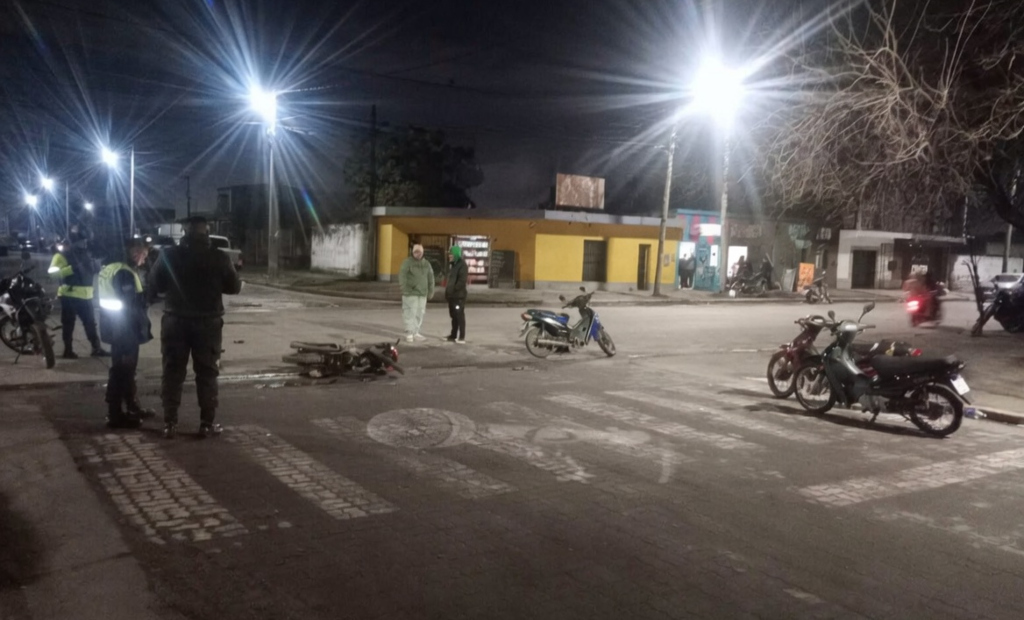 DESTROZADAS. Así quedaron las motocicletas en las que viajaban los dos hombres, que debieron ser hospitalizados.