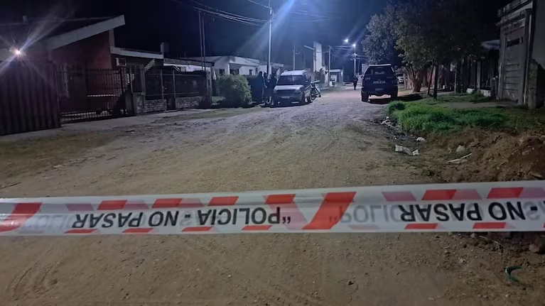 La víctima, de 31 años, compartía la casa con la mujer y el joven de 24, quien fue detenido tras el ataque y aseguró que actuó para defender a su madre.