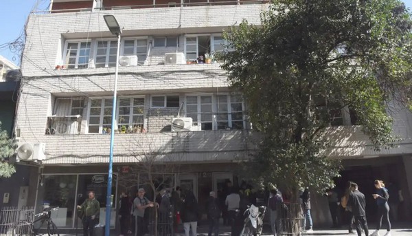 Las unidades del edificio permanecen con corte de luz y gas, mientras sus ocupantes aguardan novedades.