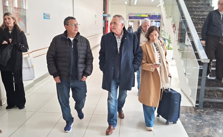 El gobernador al retirarse del Hospital Italiano junto a su esposa y el ministro Darío Monteros