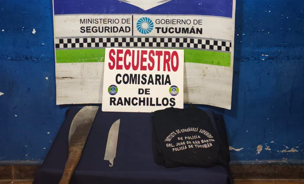 PRUEBAS. En el lugar la Policía encontró un machete como el que usó el agresor denunciado y, para sorpresa de los uniformados, se dieron con una remera marcada con símbolos de la fuerza de seguridad provincial.