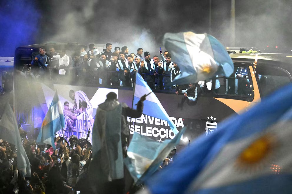 El plantel dirigido por Lionel Scaloni llegó pasadas las 18 en un vuelo de Aerolíneas Argentinas y tuvo una recepción protocolar en la pista. Lionel Messi y Rodrigo De Paul no volvieron con la delegación