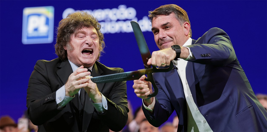 Javier Milei junto a Flávio Bolsonaro en San Pablo, en el acto de lanzamiento del senador brasileño que competirá con Lula da Silva.