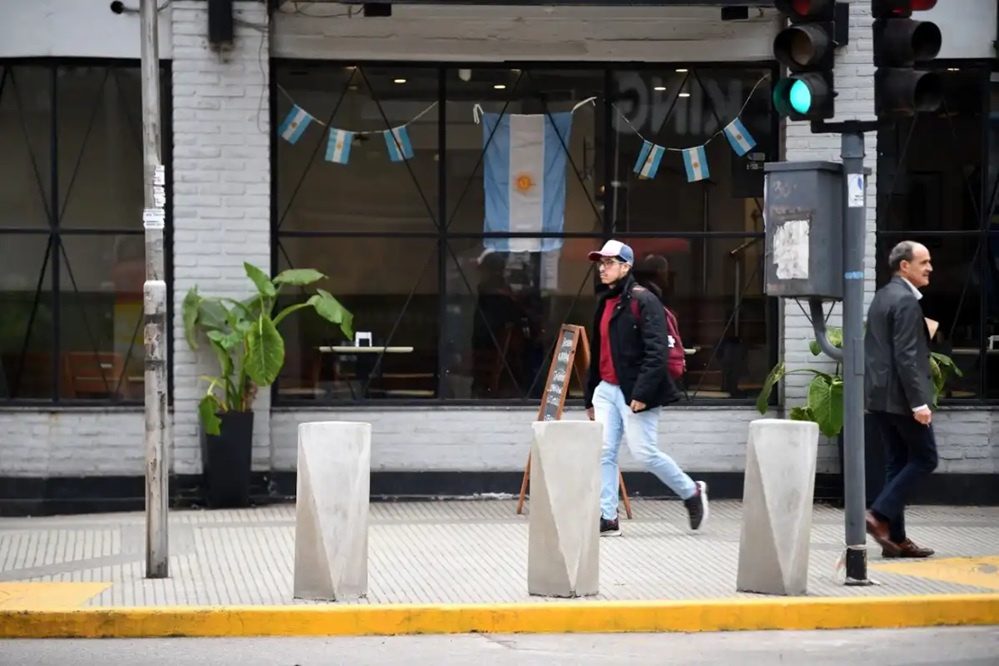 El municipio colocó unos 700 bolardos en más de 110 esquinas con el objetivo de proteger a los peatones. Especialistas coinciden en que son una herramienta efectiva, aunque advierten que su utilidad depende de dónde y cómo se instalen.