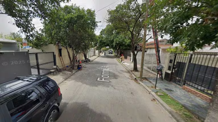 La víctima, de 50 años, fue encontrada dentro de la casa por su cuñada. Horas antes, vecinos habían escuchado una discusión.